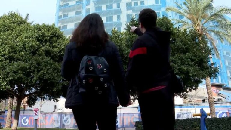 Un couple de valence, battu par le feu de Campanar et du Dana
