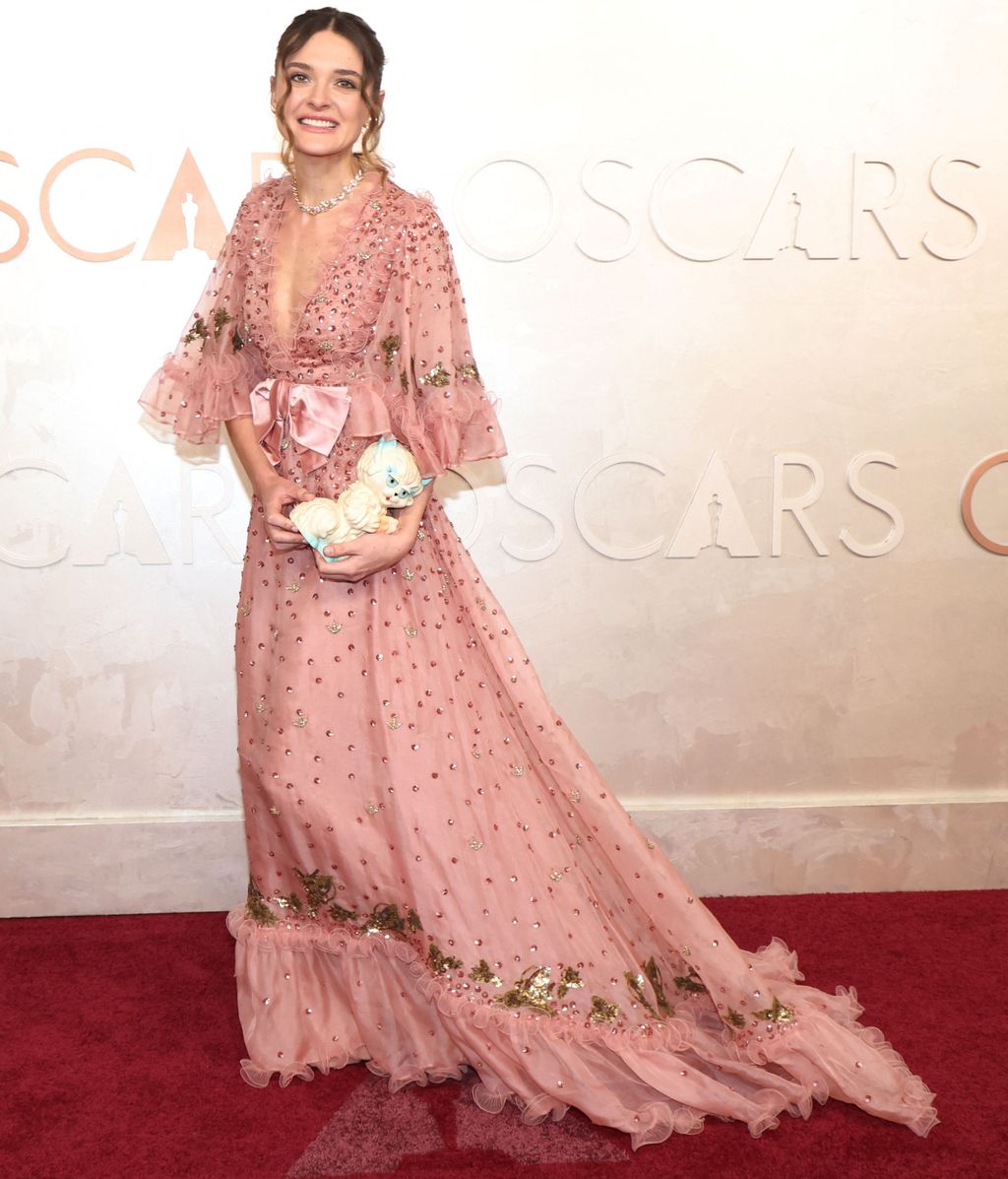 Charlotte Lawrence sur le tapis rouge des Oscars 2025