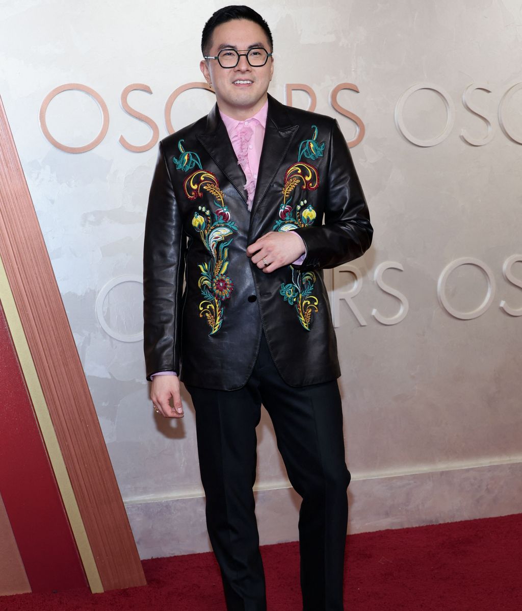 Bowen Yang sur le tapis rouge des Oscars 2025
