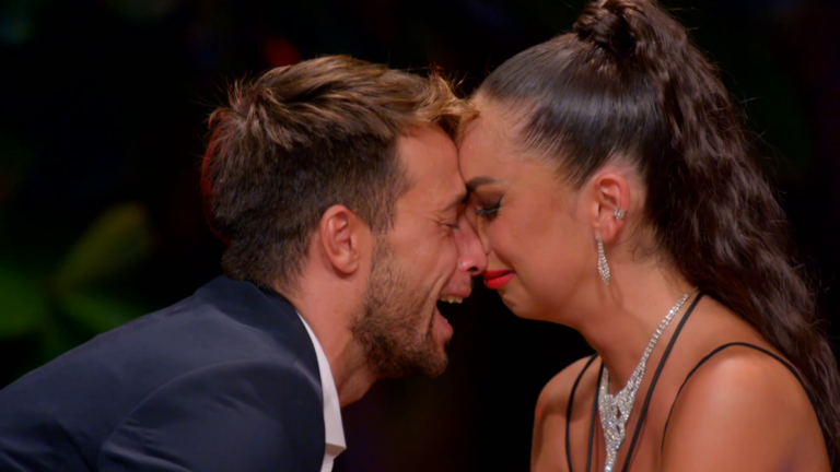 Le feu de joie final intense de Montoya et Anita
