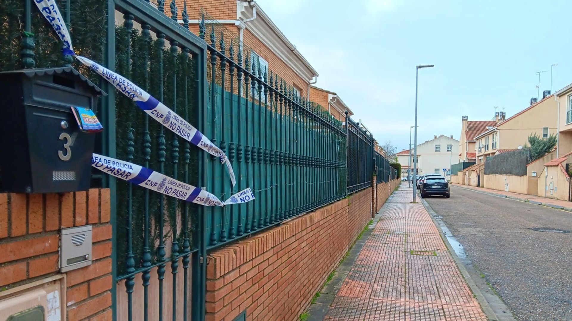 Exteriores del piso tutelado de Badajoz , ubicado en la calle Castillo de Benquerencia, donde una educadora de 35 años de un piso tutelado de Badajoz ha fallecido como consecuencia de una agresión mortal