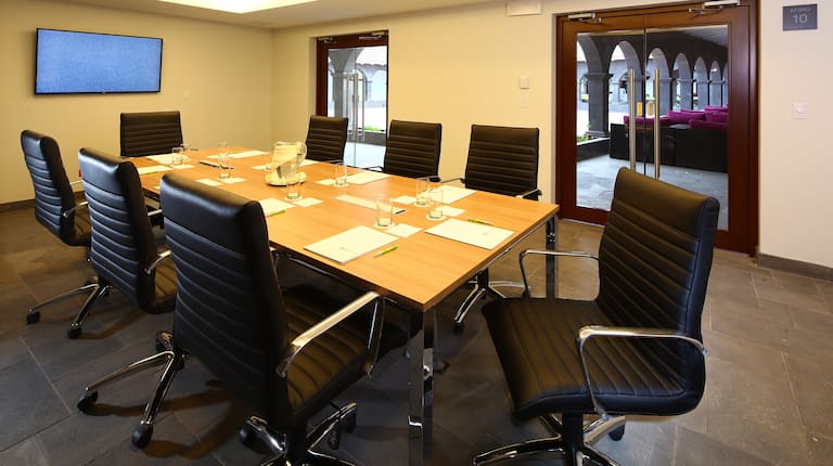 Chaises de télévision et de cuir avec une capacité de 8 à la table de sala de planche