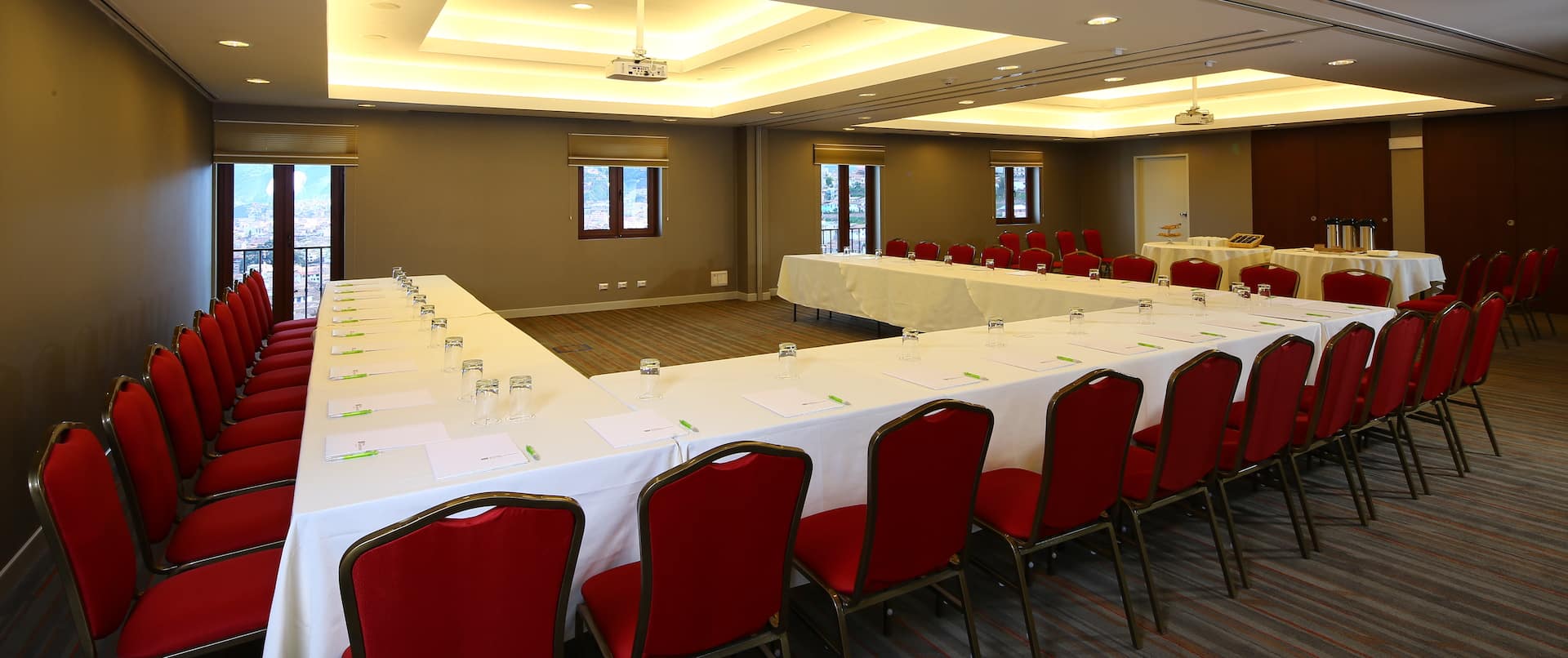   Salle de réunion muy avec table en forme de U et chaises rouges