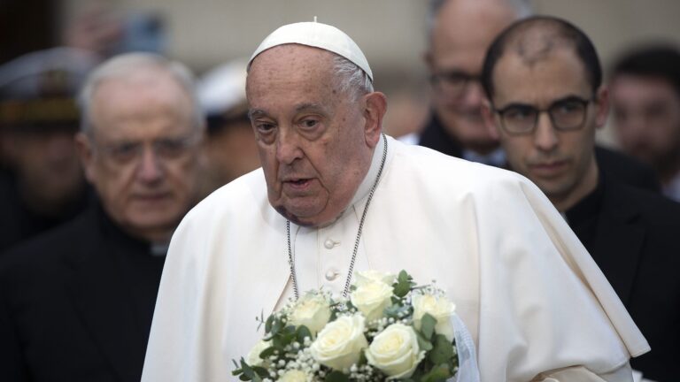 Le pape François présente une amélioration « consolidée » et est hors de danger