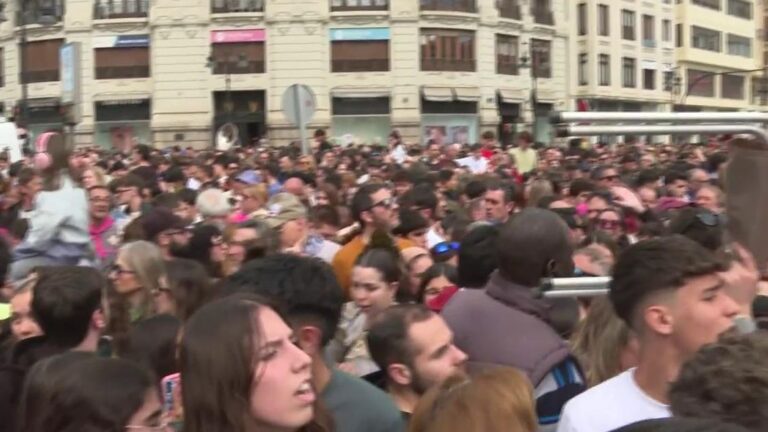 Plus d'une centaine de personnes ont servi après une mascorder sur la place de la mairie