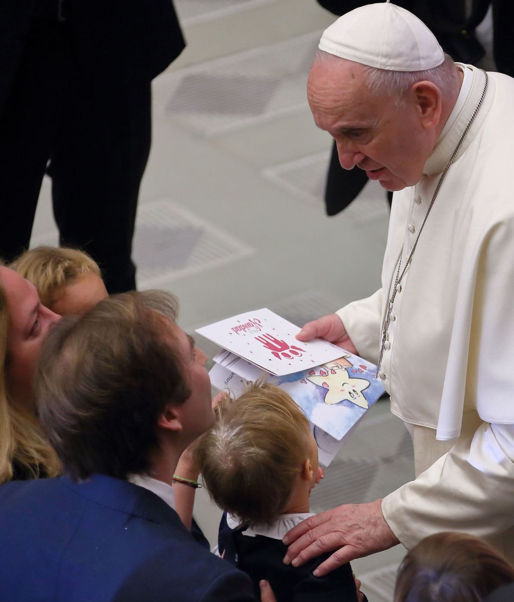 Le pape François reçoit un groupe d'enfants au Vatican