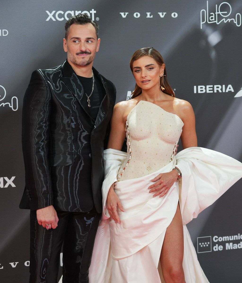 ASIER ETXEANDIA et AISLINN DERBEZ AU PRATINUM AWARDS 2025