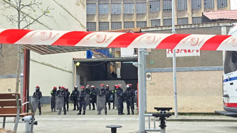 Cinq détenus et 12 agents blessés