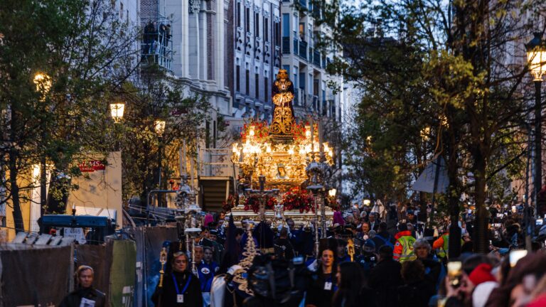 Les affiches de la Semaine Sainte de 2022 dans le Gran Vía de Madrid