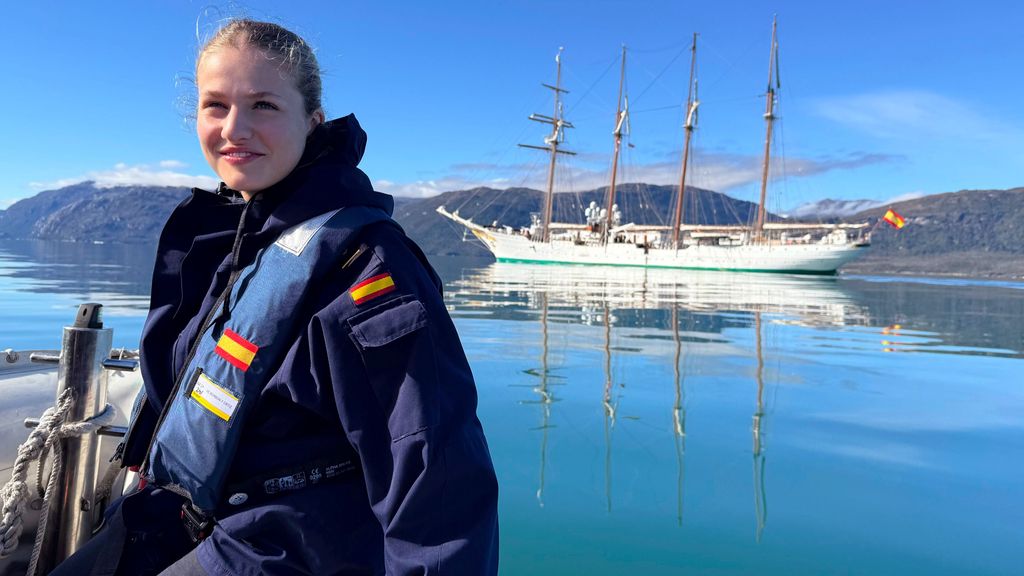 La princesse Leonor pose avec Elcano en arrière-plan