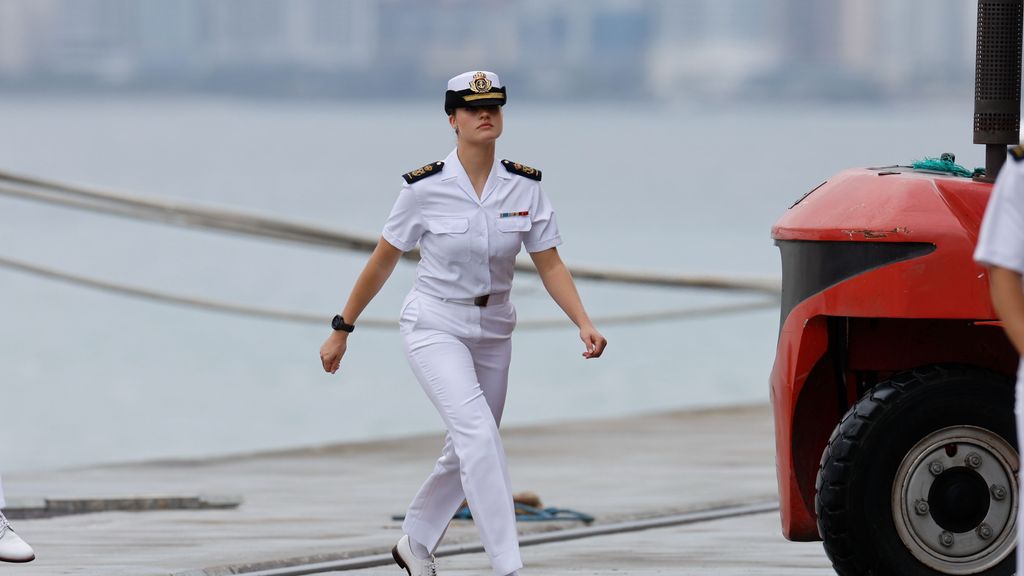 Princesse Leonor sur une échelle du navire Elcano au Panama