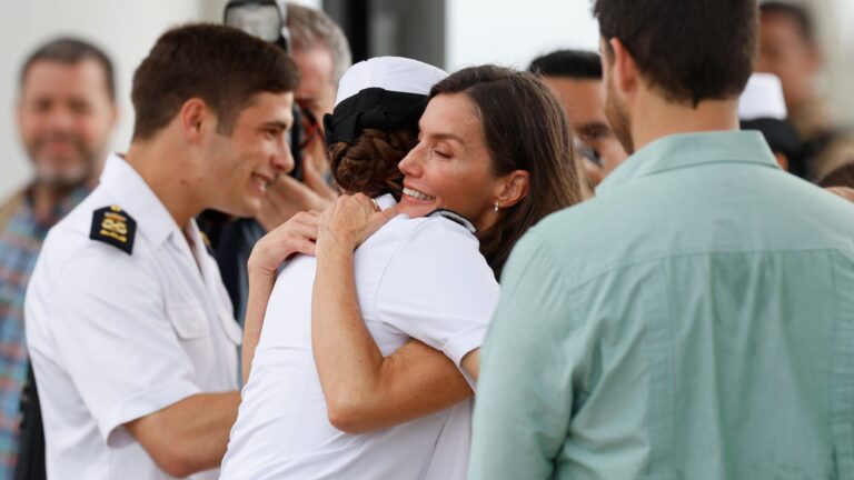 La réunion émotionnelle entre la reine Letizia et la princesse Leonor sur l'échelle du navire Elcano