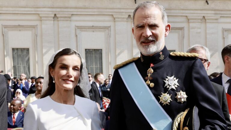 La reine Letizia exerce son privilège blanc à la masse du pape Leo XIV