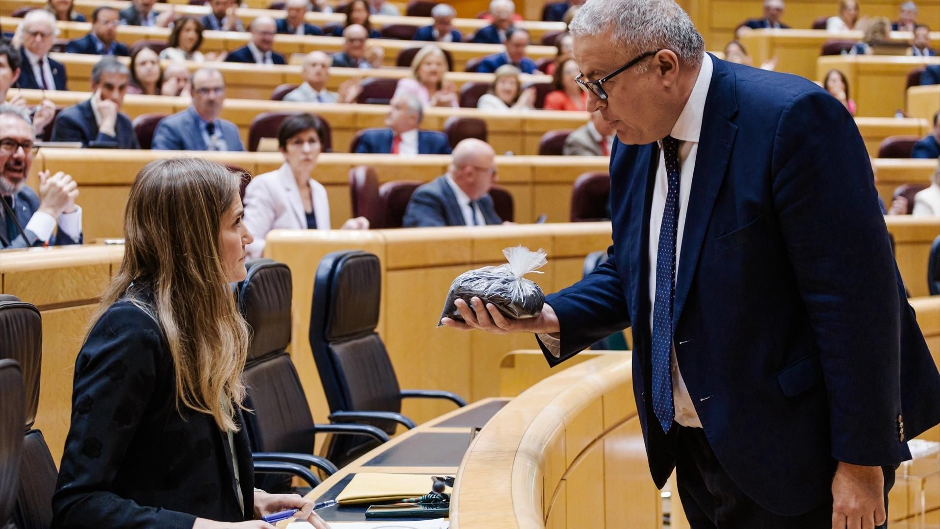 Senador pp francisco bernabe entrega vicepresidenta tercera sara aagesen
