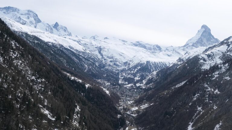 Cinq skieurs morts près de la station de luxe de Zermatt, en Suisse,