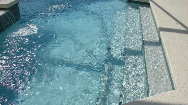 Ils enquêtent sur une électrocution dans la mort d'un enfant dans une piscine à Séville