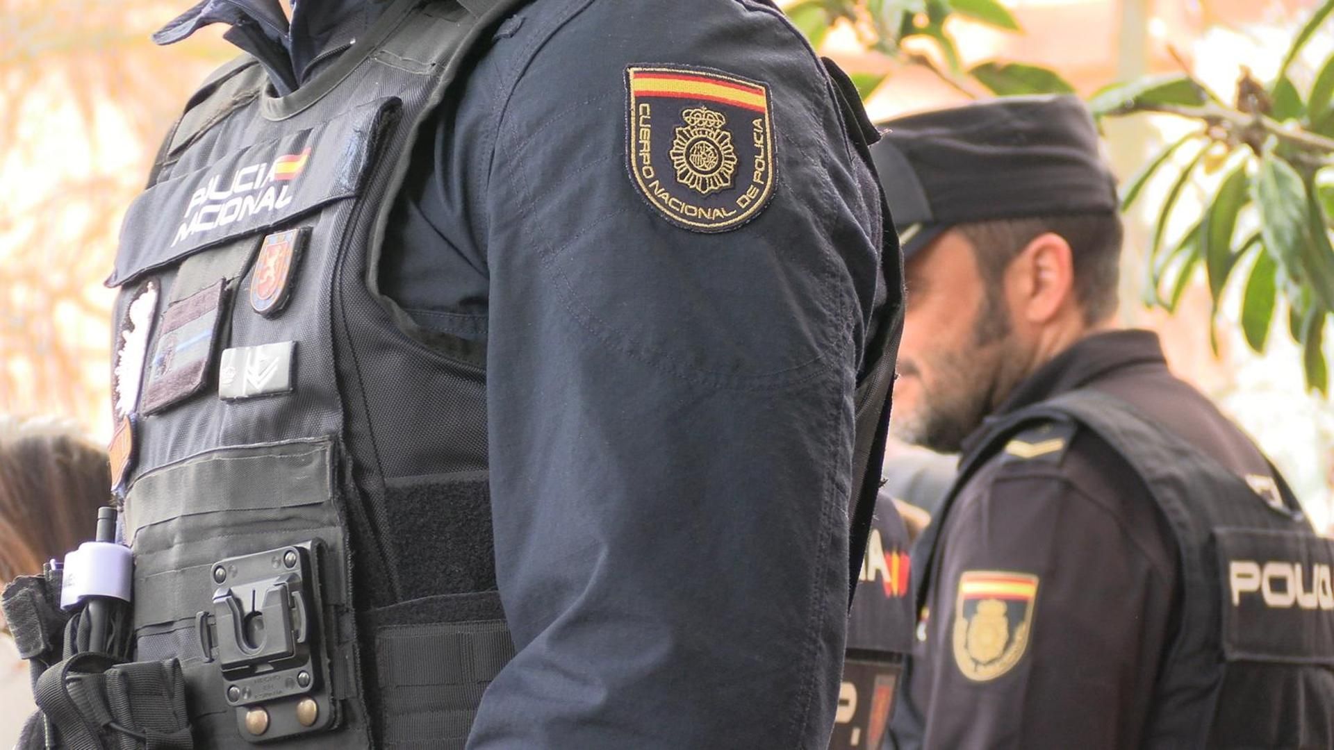 Imagen de archivo de dos agentes de la Policía Nacional