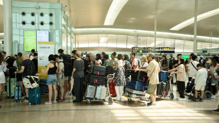L'aéroport de Barcelone fonctionne avec des retards du brouillard