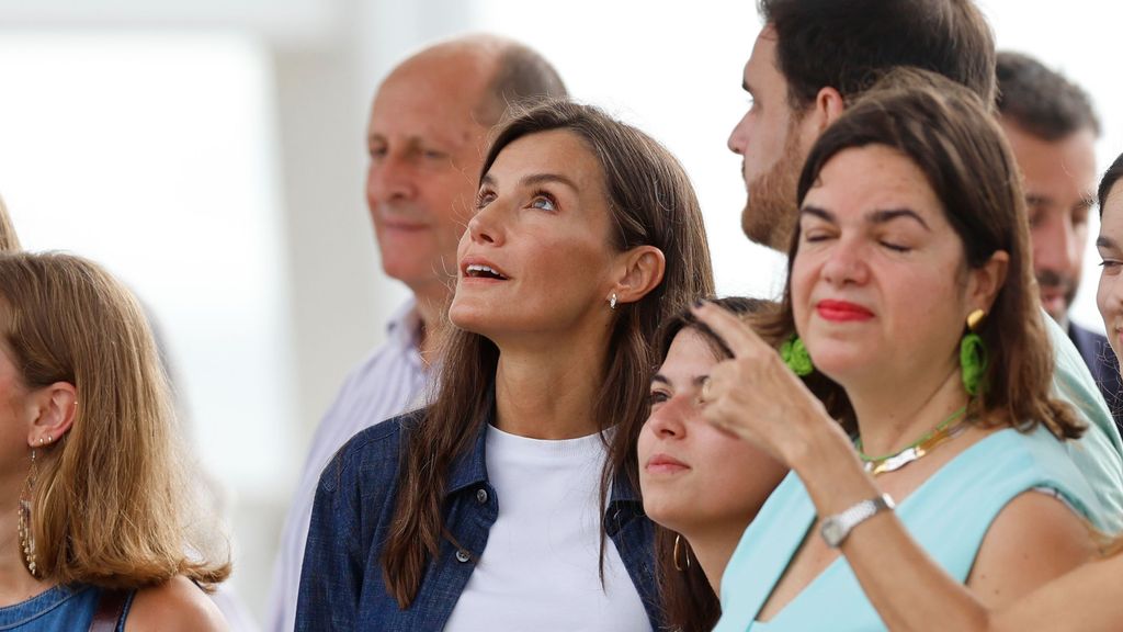 Reine Letizia avec le reste des proches de l'équipage du navire scolaire de Juan Sebastián de Elcano