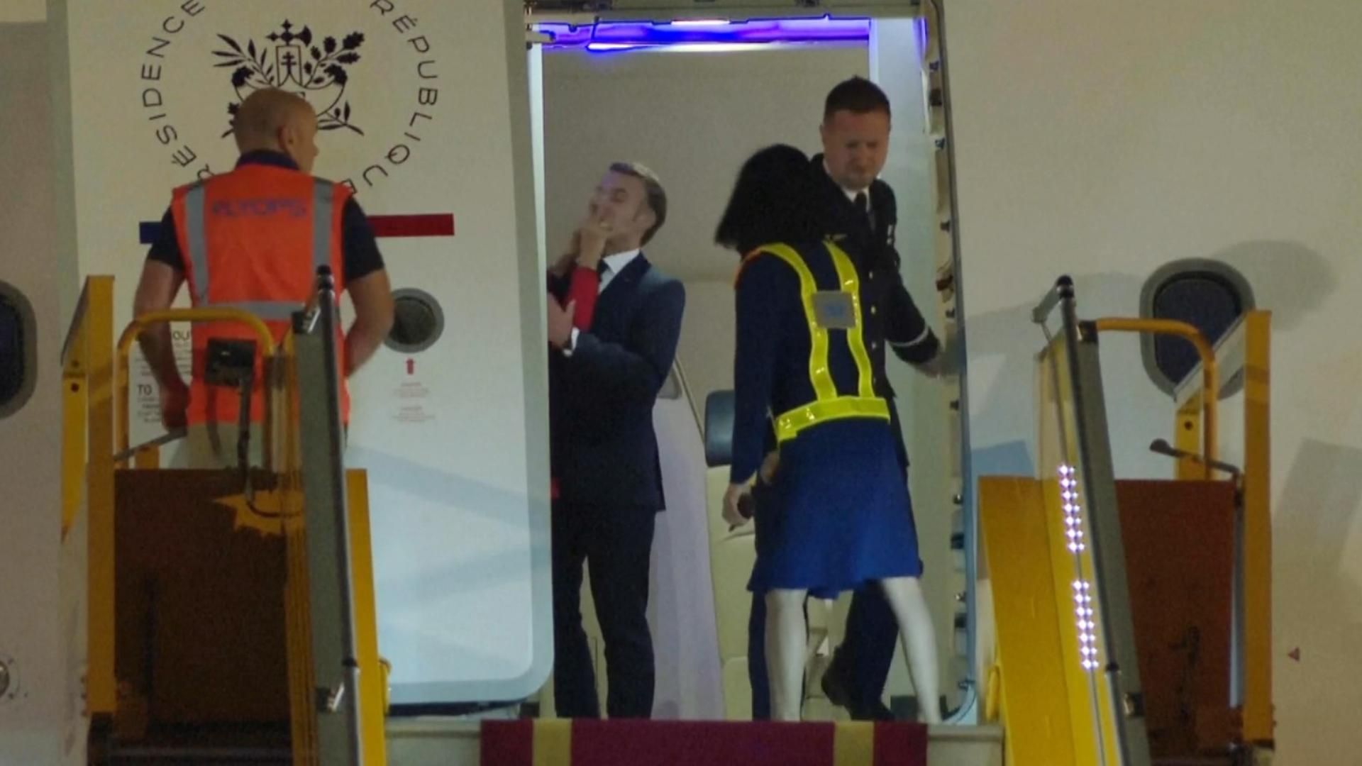 El manotazo de Brigitte a Emmanuel Macron y las tres versiones contradictorias sobre lo sucedido en Hanoi