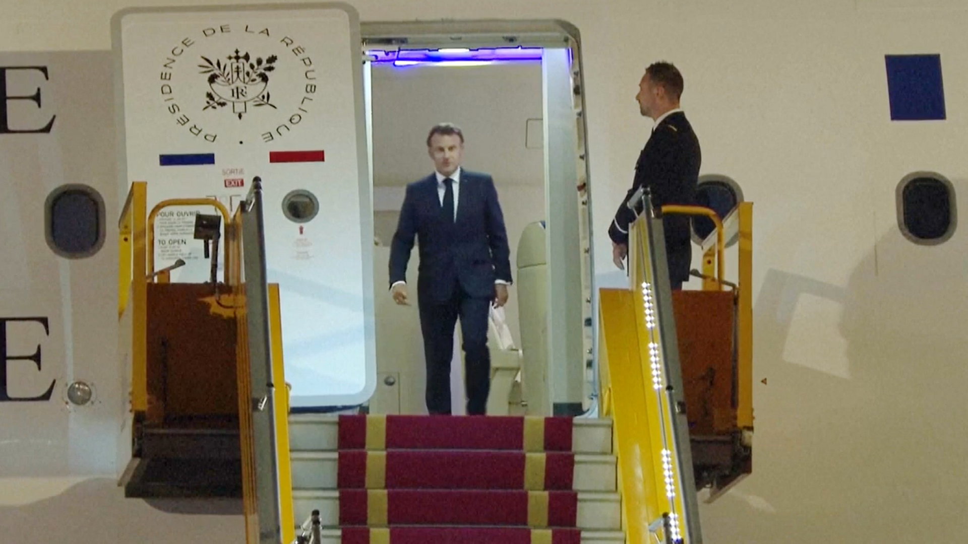 Les images controversées de Brigitte donnant une gifle présumée à Emmanuel Macron