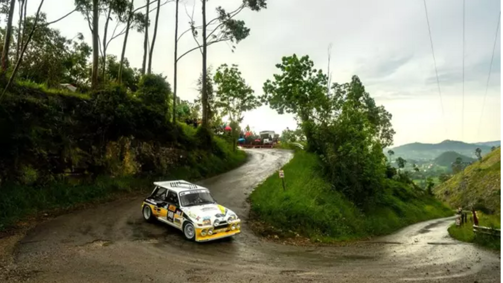 Un coche del Rallye de Hoznayo de Cantabria se sale de la pista y alcanza a varias personas