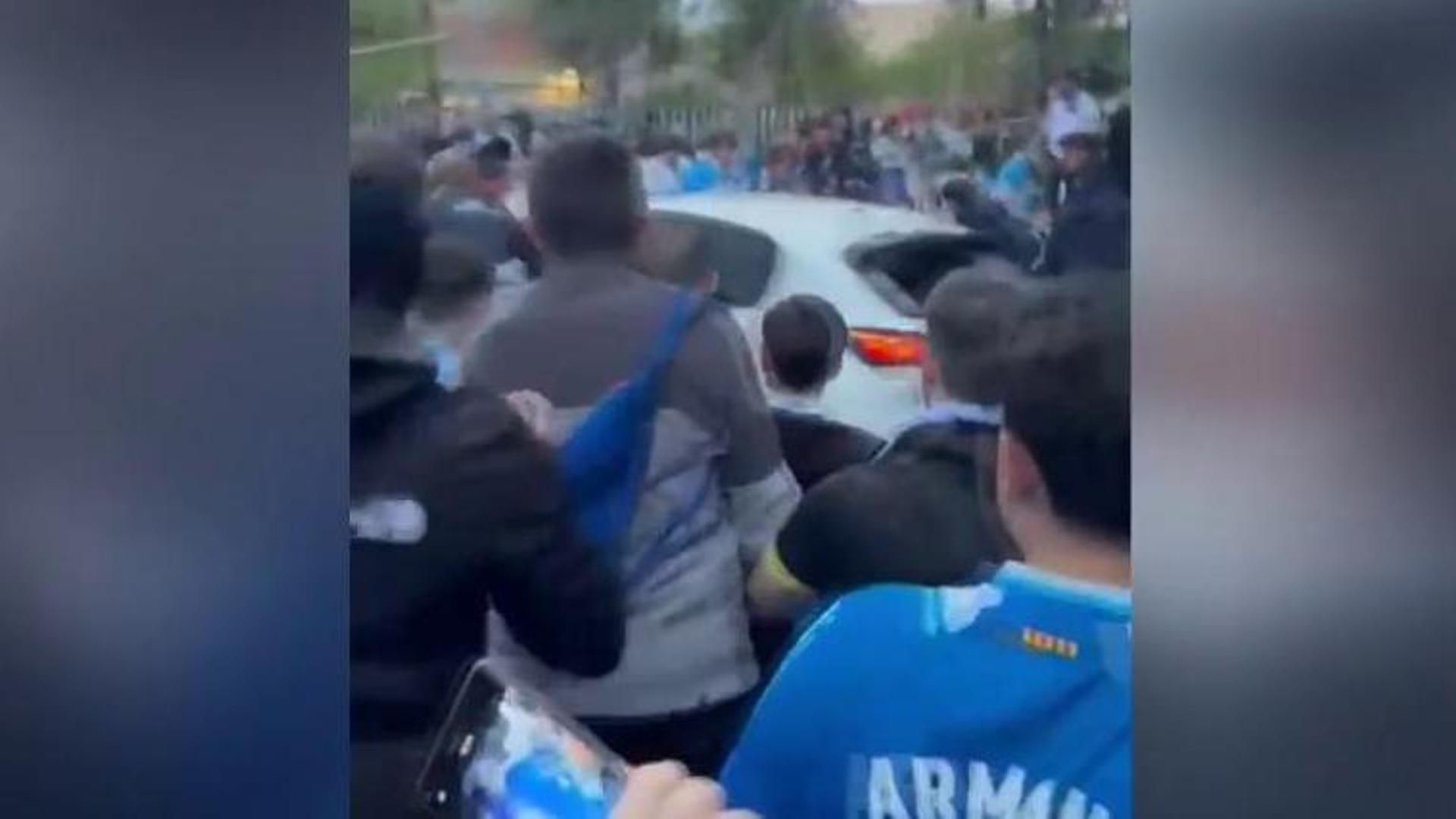 Une voiture roule sur un groupe de fans de RCD Espanyol: le conducteur, arrêté
