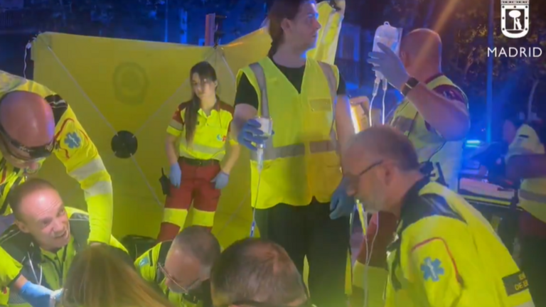 Un jeune homme à Madrid se déclenche dans la tête