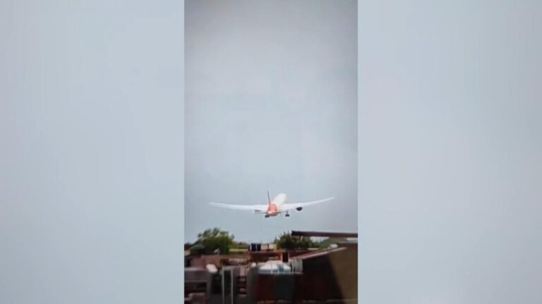L'avion s'écrase près d'un aéroport à l'ouest du pays avec 250 personnes à bord