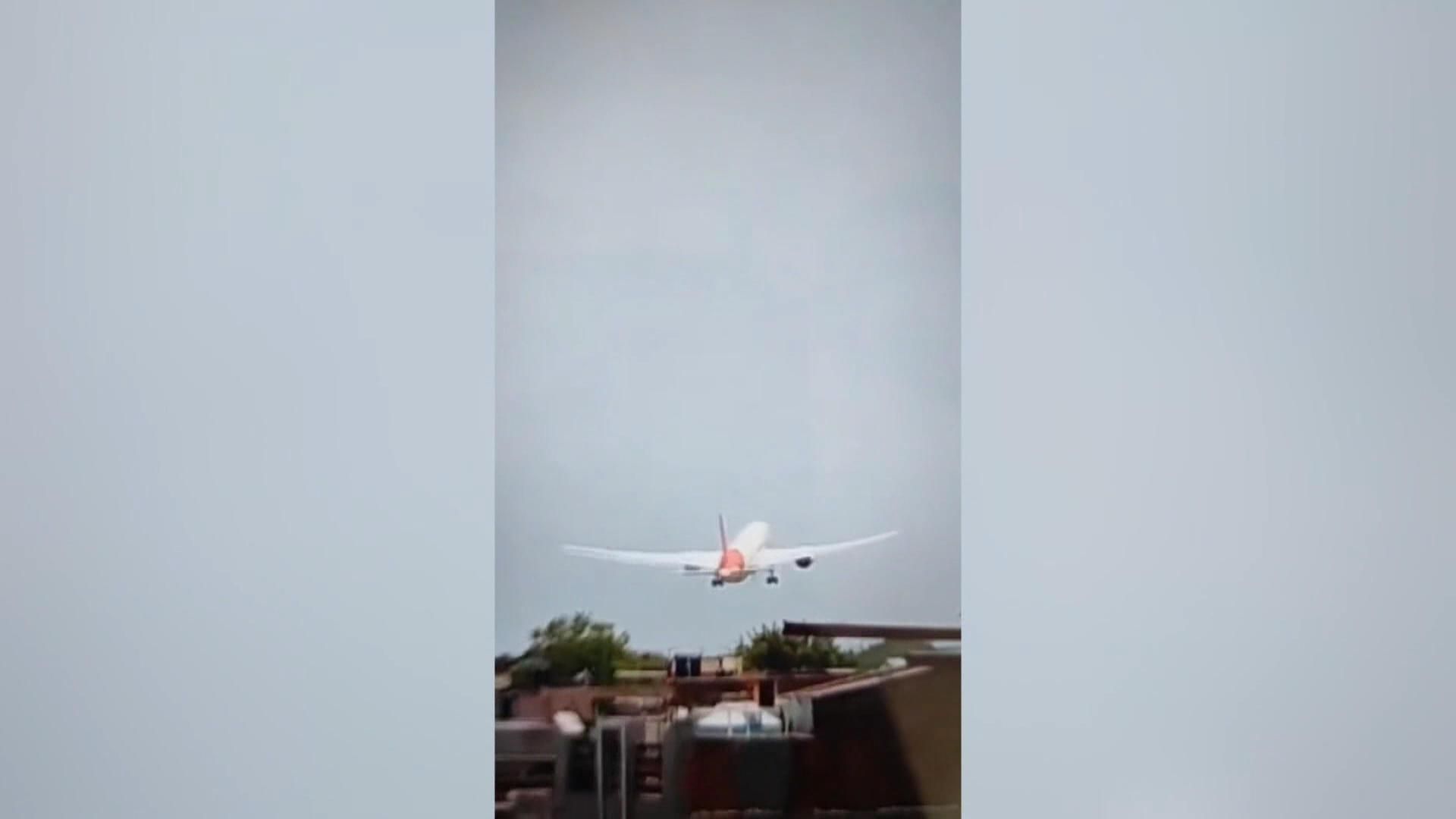 Momento en el que se estrella el avión en India con 242 personas a bordo