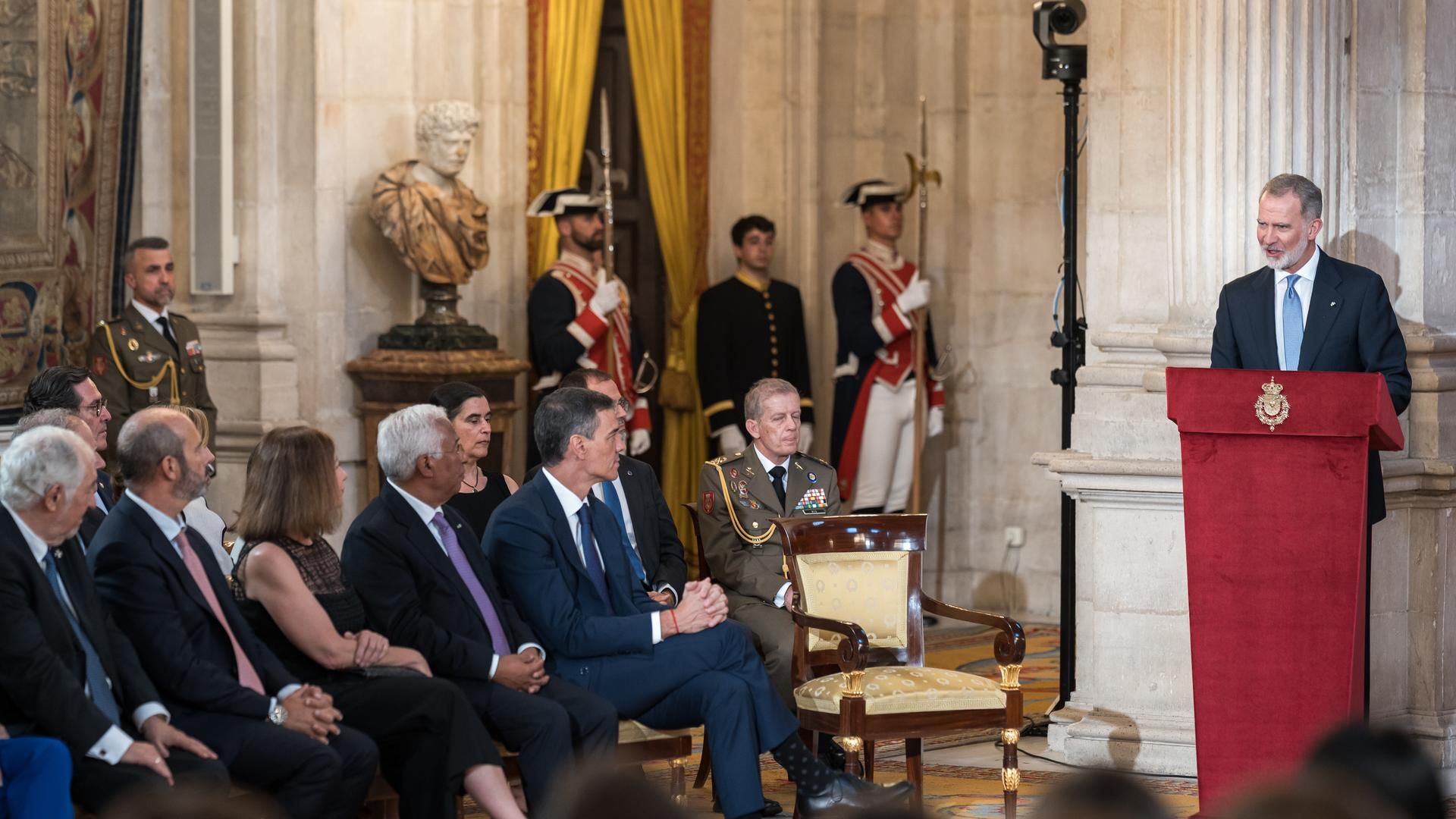 La invitación a un acto de la casa real siembra la polémica entre dos influencers que se llaman igual