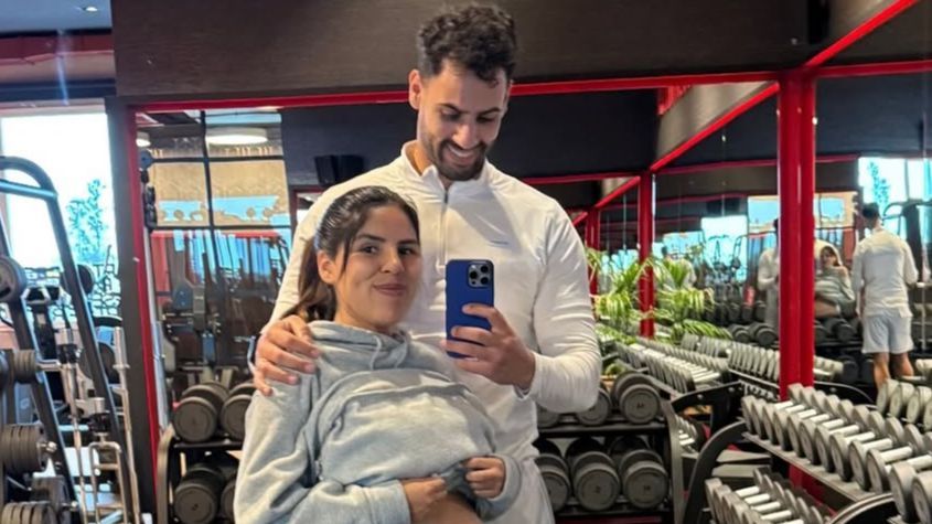 Isa Pantoja se vante de la grossesse et enseigne à quel point l'intestin a grandi
