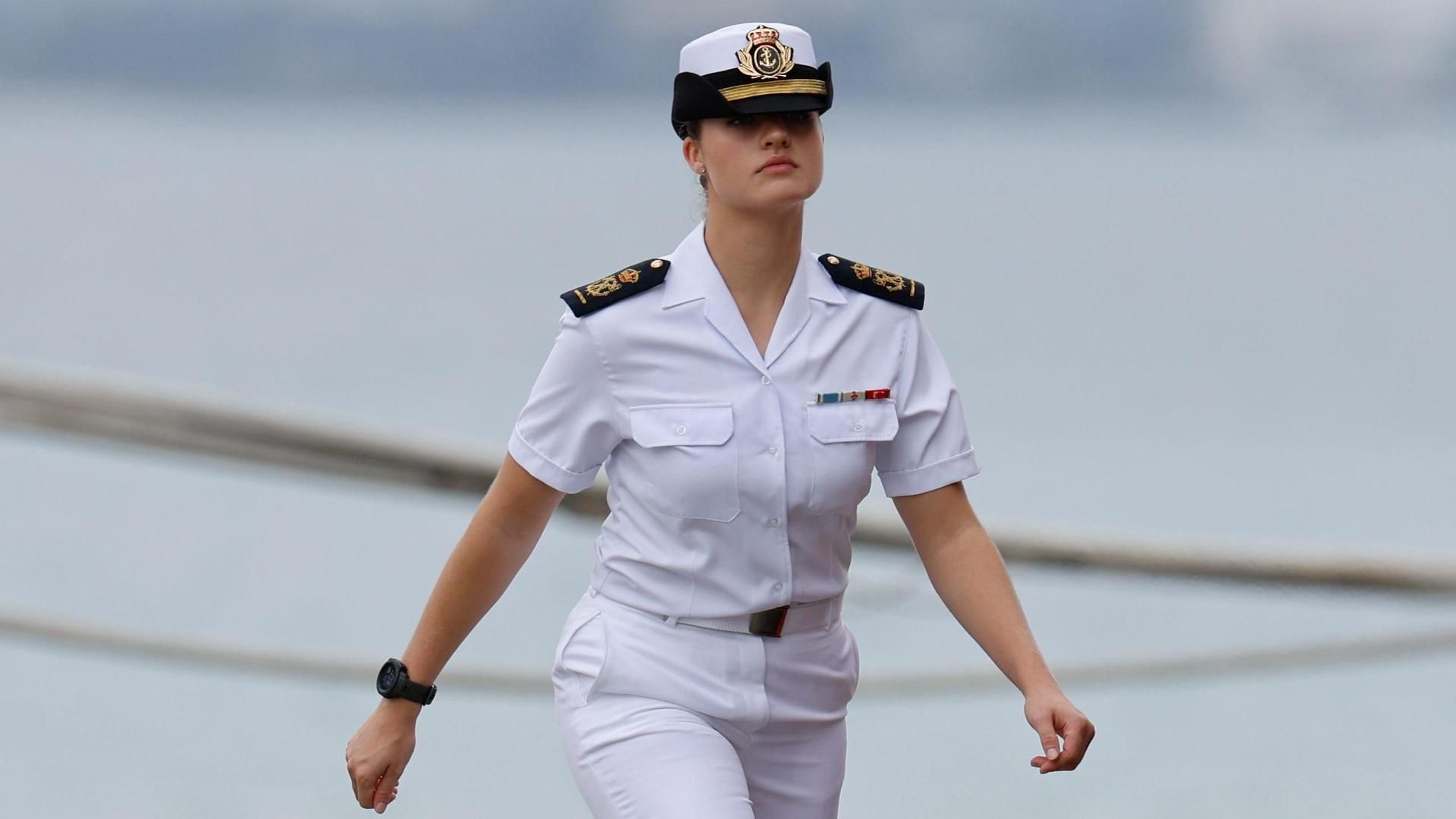 Princesse Leonor sur une échelle du navire Elcano au Panama
