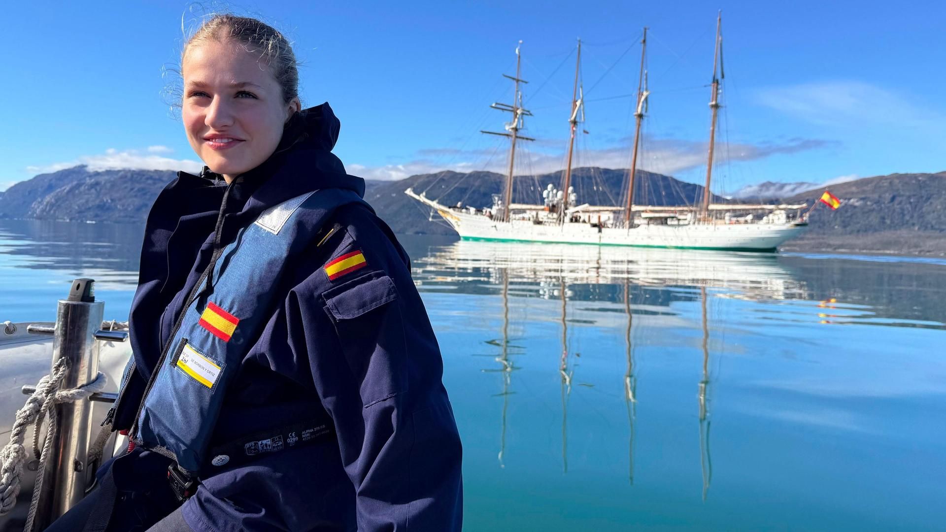 La princesse Leonor pose avec Elcano en arrière-plan