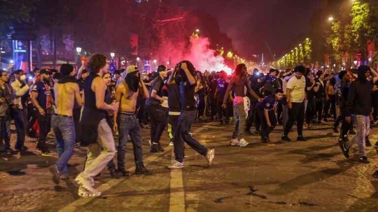 Chaos à Paris après avoir remporté le PSG les champions: près de 300 détenus
