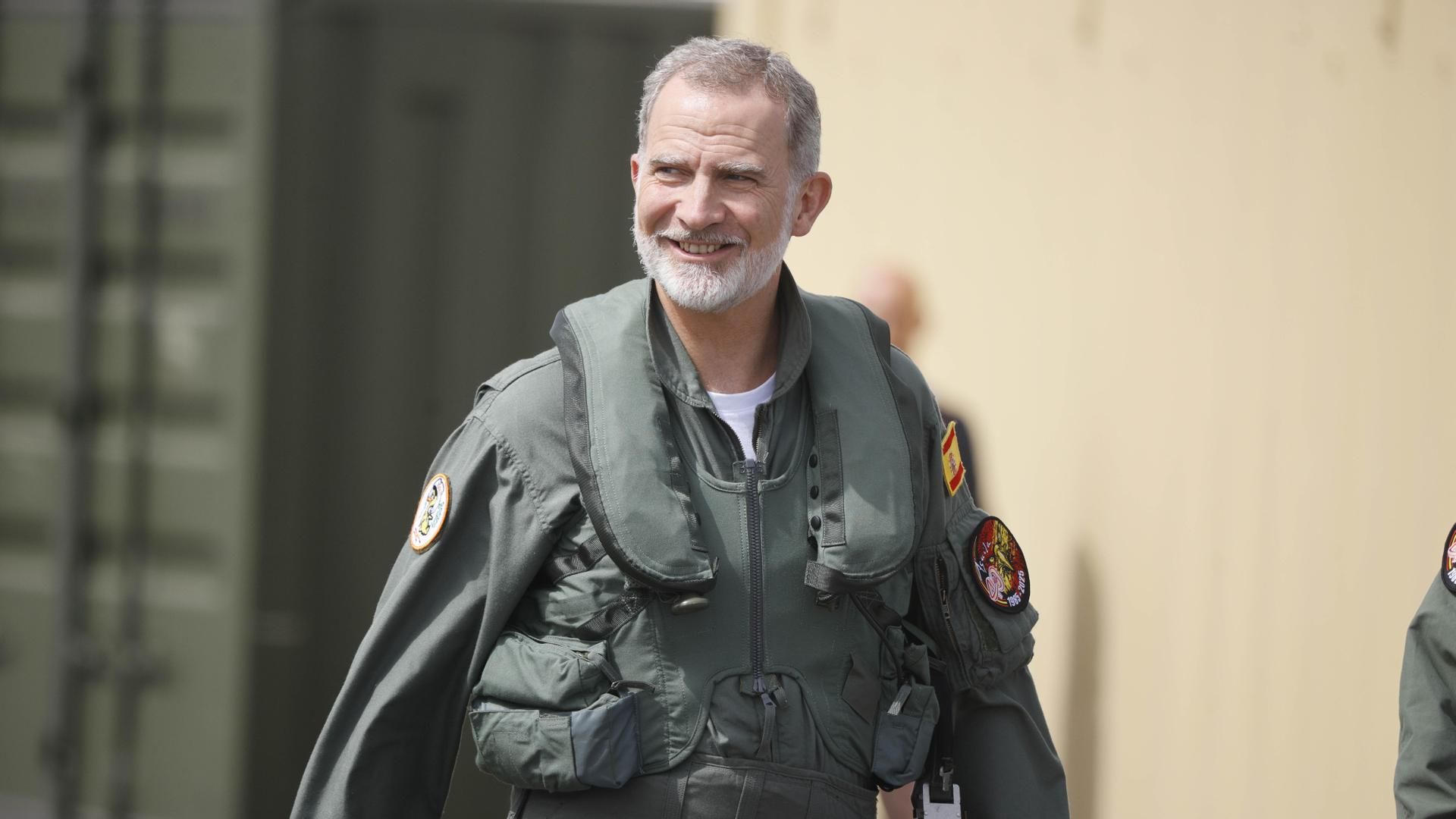 El rey Felipe VI a punto de subir a un avión, en la Academia General del Aire y del Espacio (AGA)
