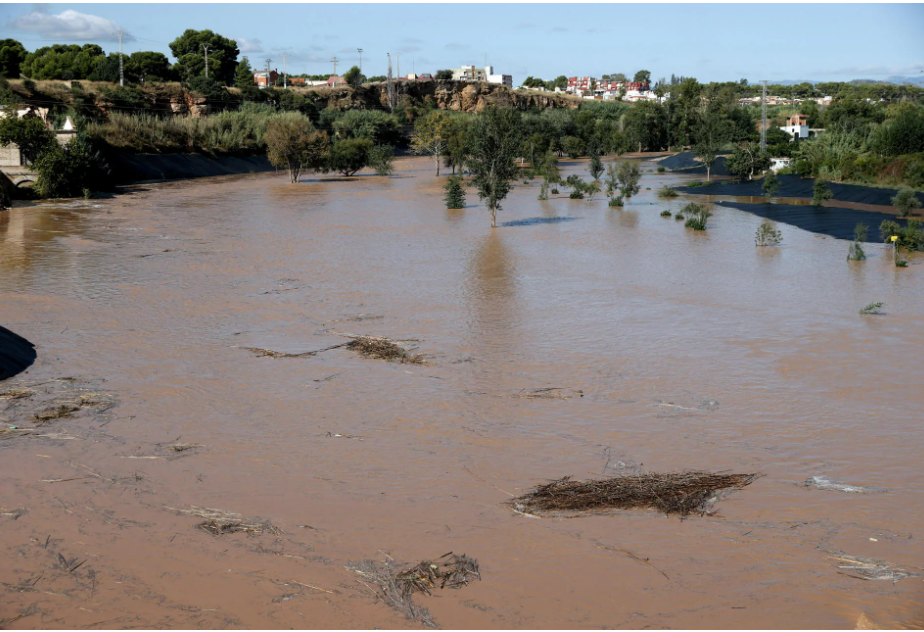 Buscan a un hombre de 35 años desparecido mientras se bañaba en el río Turia en Valencia