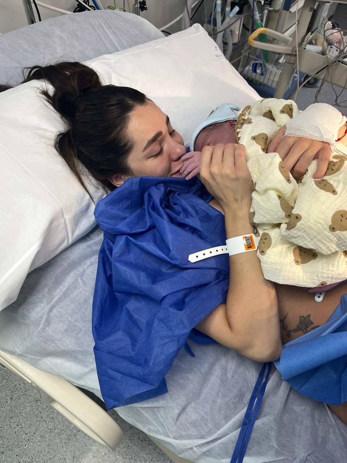 Jennifer Lara donne naissance à son fils Asie dans un accouchement douloureux