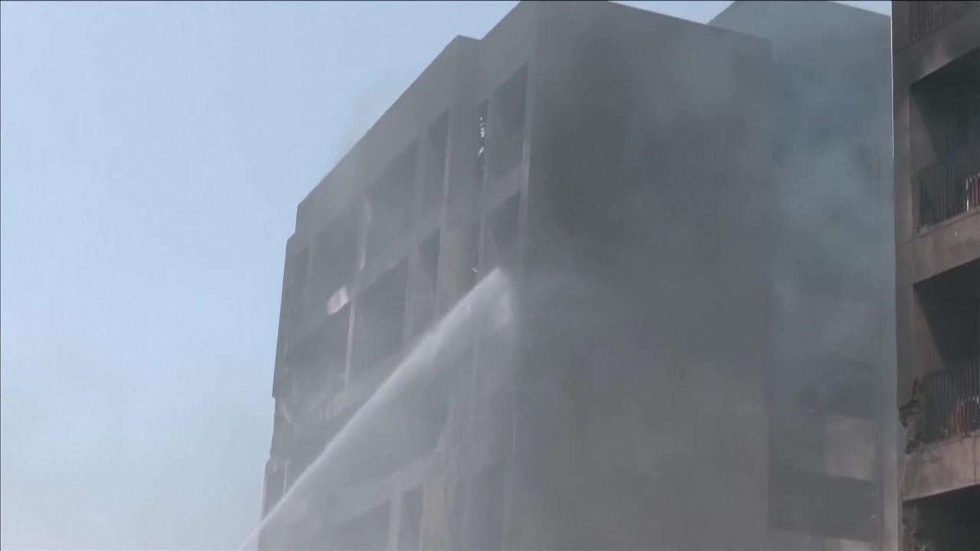 Une chronique dense de fumée après l'impact d'un avion contre un bâtiment résidentiel en Inde