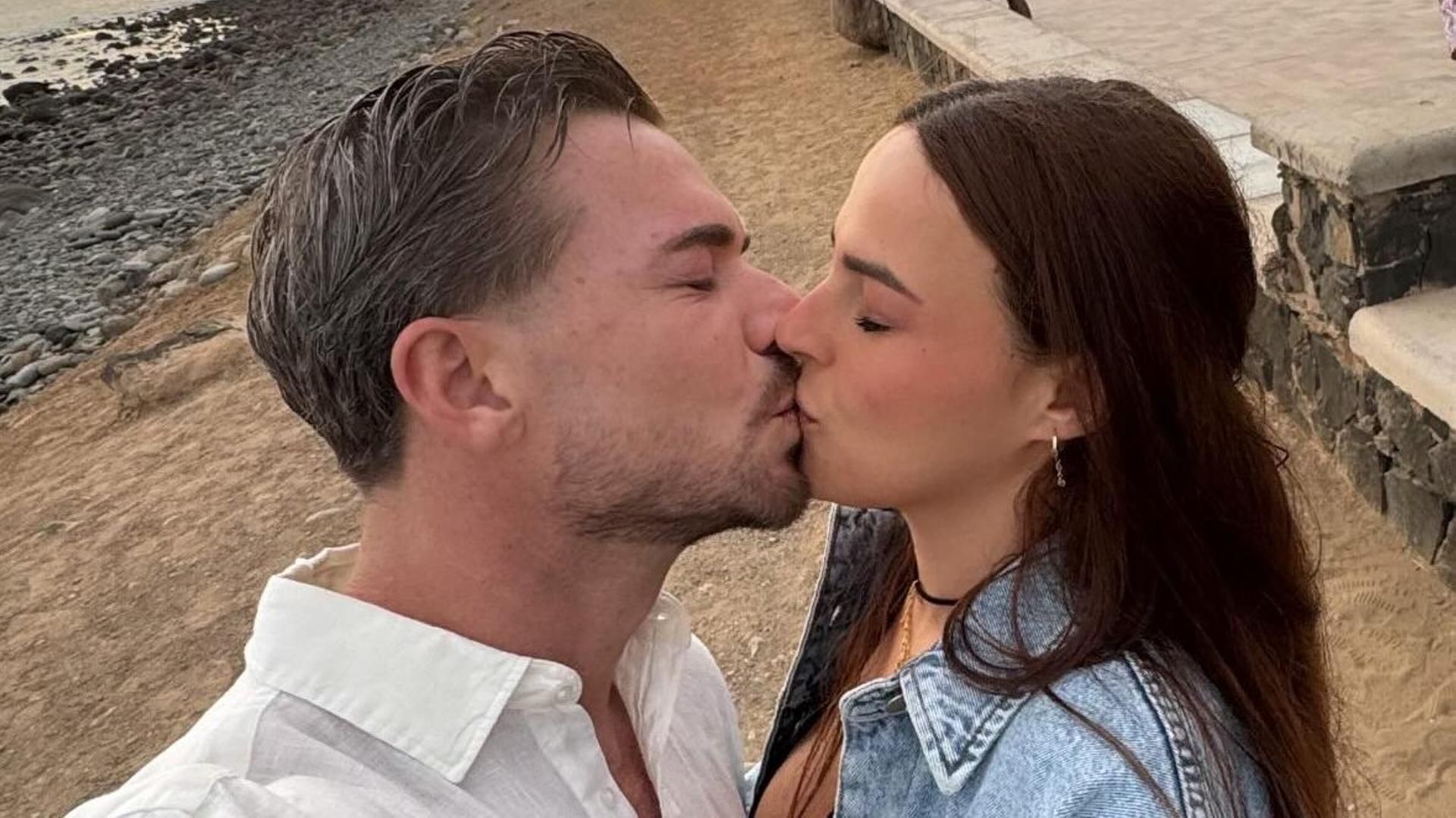 Le baiser de Marta Peñate et Tony Spina pendant ses vacances