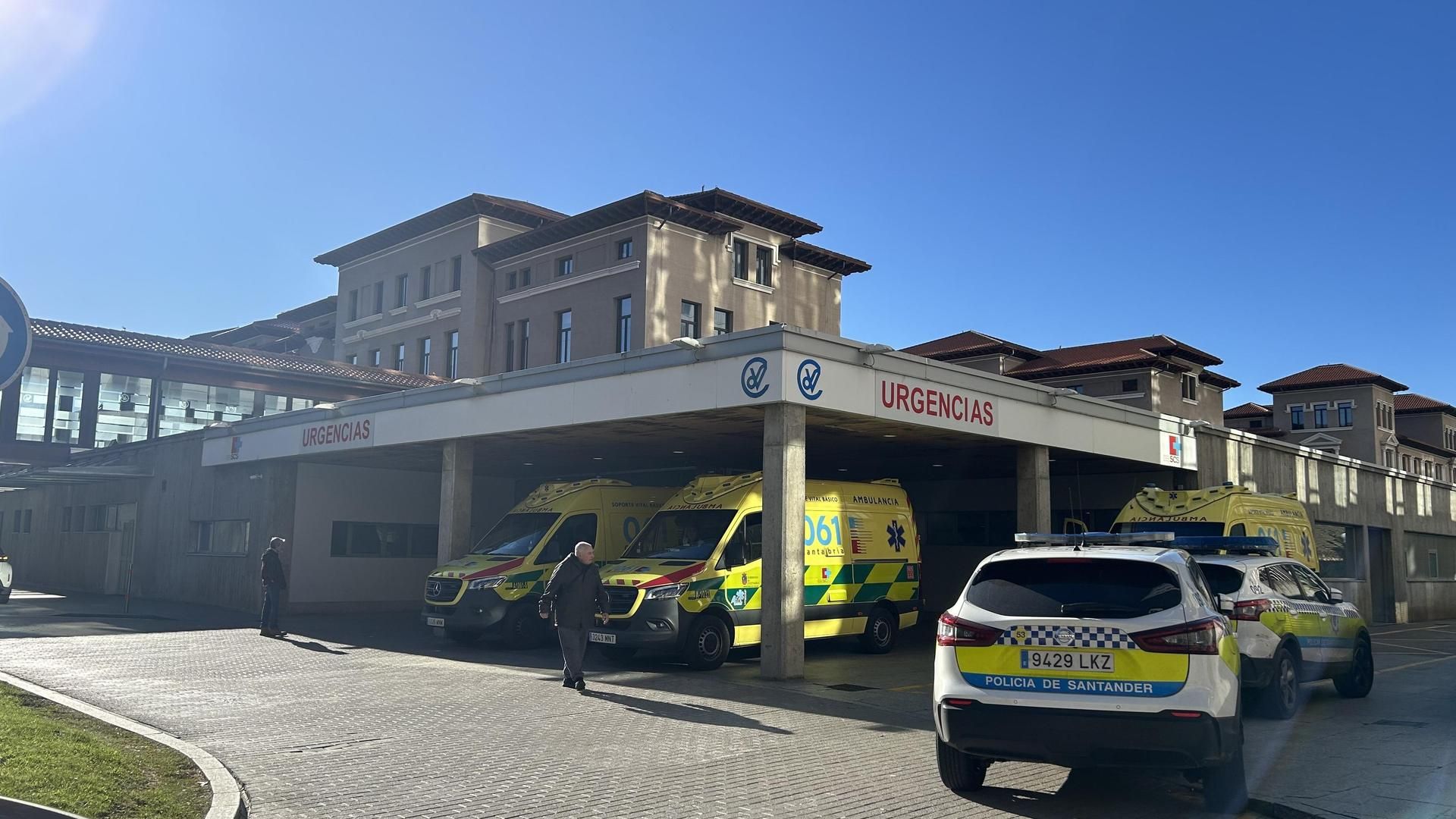 Imagen de archivo de varias ambulancias en Urgencias del Hospital Valdecilla