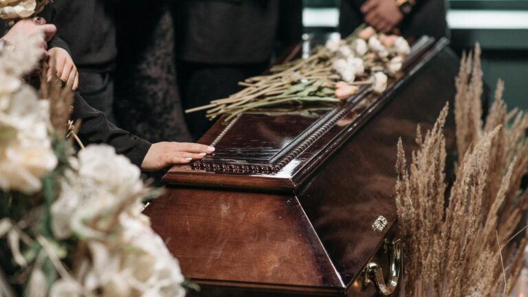 Une femme donnée par des morts dans la République tchèque se réveille dans le cercueil