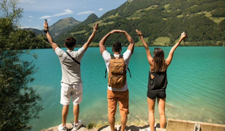 Airbnb vient de déployer un nouveau réseau social pour les voyageurs