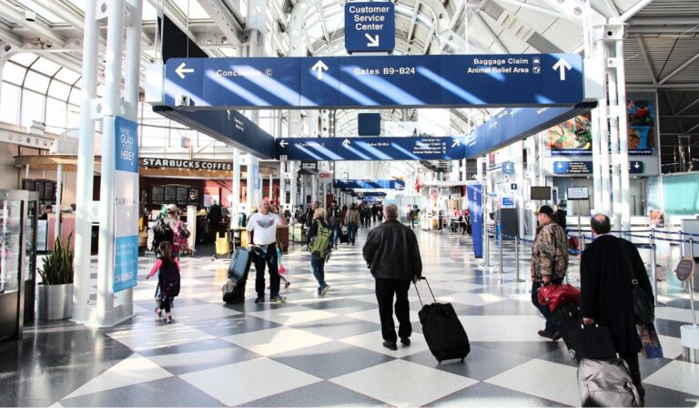 Qu'est-ce qui se cache derrière la baisse du nombre de visiteurs internationaux aux États-Unis en 2025 ?