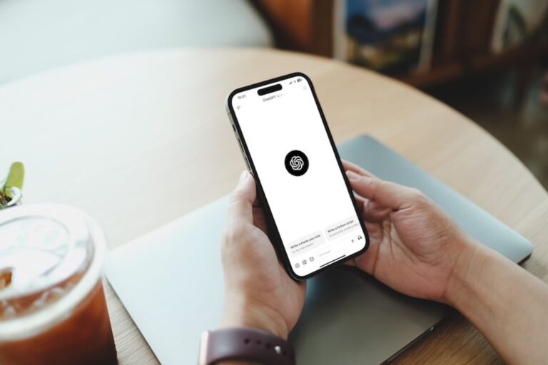 ChatGPT intègre des applications dans le chat, à commencer par Expedia et Booking.com