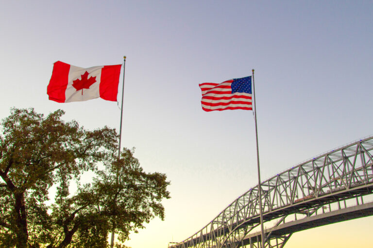 Les Canadiens font face à des frais de 30 $ et à des attentes plus longues alors que les États-Unis étendent les contrôles biométriques