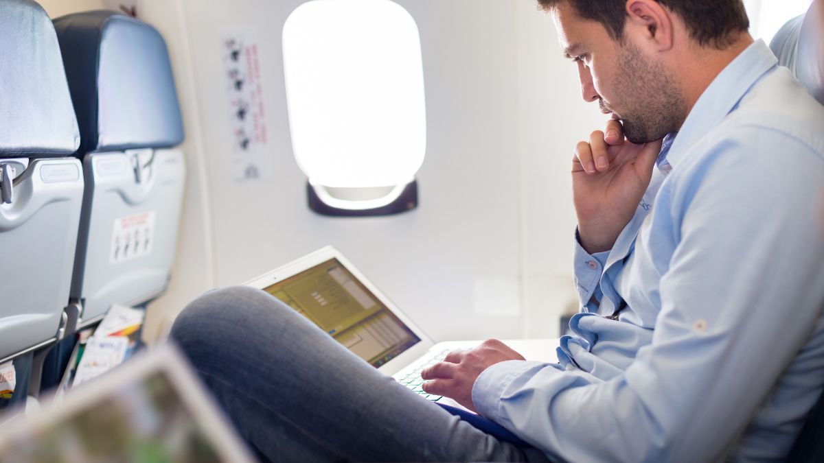 United Airlines Makes History With First Starlink-Powered Mainline Flight