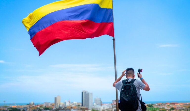 Les États-Unis émettent un avertissement urgent aux voyageurs en Colombie suite à une frappe armée
