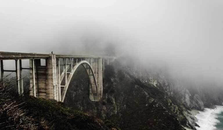 Un avis de brouillard dense de Big Sur à Bay Area met les conducteurs en alerte