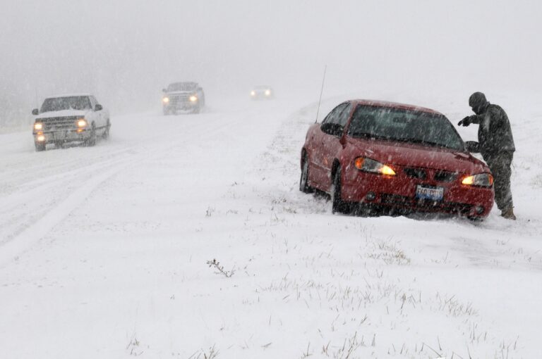 Une tempête hivernale perturbe 17 États américains : résumé complet des avis aux voyageurs